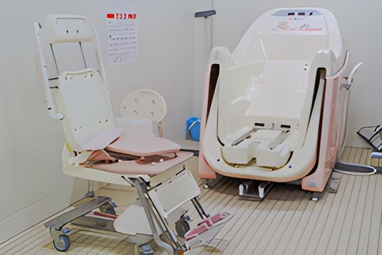 広々とした洗練された浴室