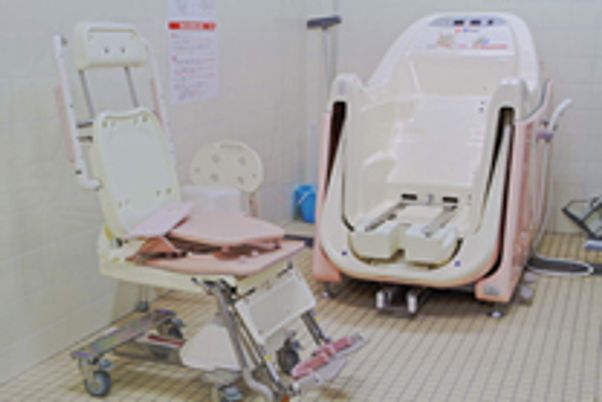 広々とした洗練された浴室