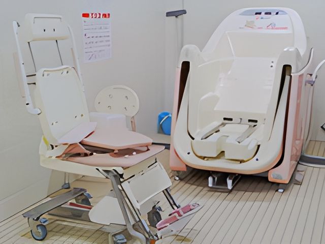 広々とした洗練された浴室 浴室 ゆったりとしたバリアフリーの浴室です。安心してご利用いただけるサポート設備も整っています。