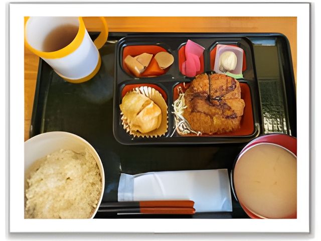 明るい多機能スペース ダイニングルーム 色とりどりのお食事がセットされ、ゆっくりとお食事を楽しめる空間です。安心して快適な時間を過ごせます。