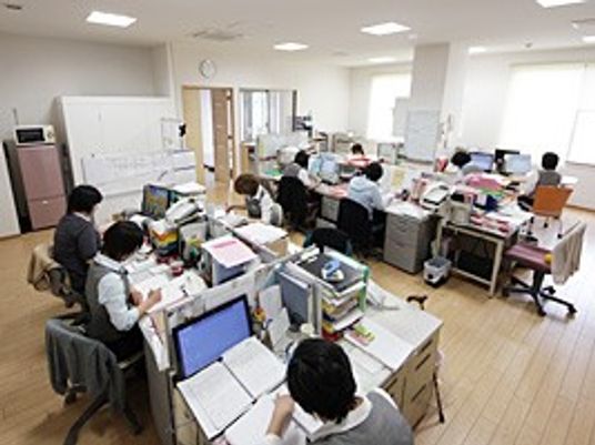 スタッフが働く事務室  