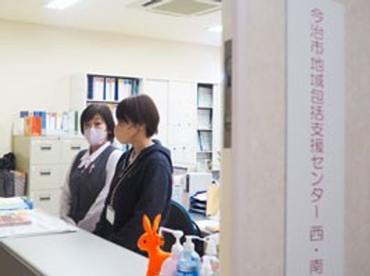 相談窓口のある明るいロビー  