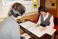 利用者と相談する職員