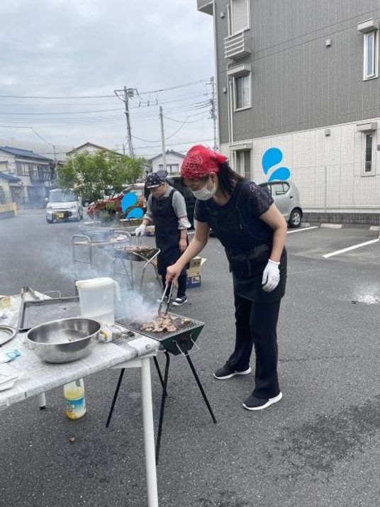 屋外でバーベキューを楽しむ人々