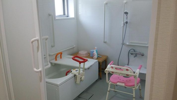 バリアフリー設計の浴室