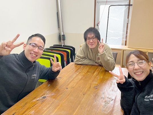 笑顔の職員とテーブル  