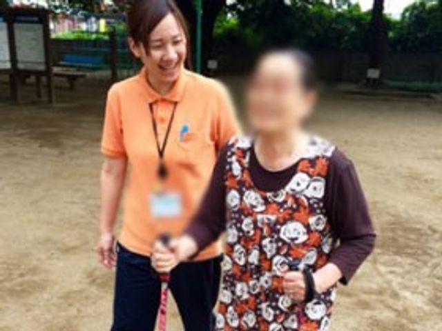 楽しい屋外活動 外観 スタッフが参加者と一緒に楽しく屋外活動をしています。笑顔があふれる時間です。