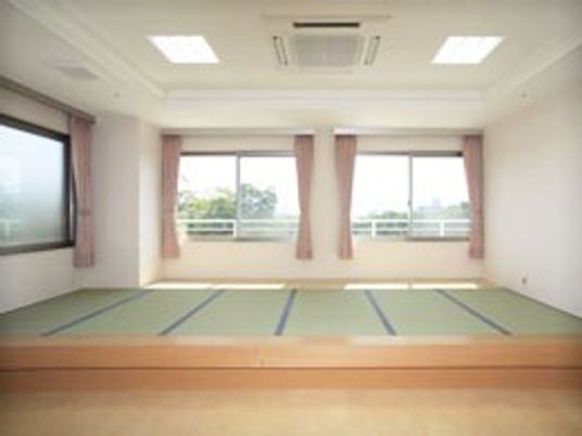 明るく広々とした居室