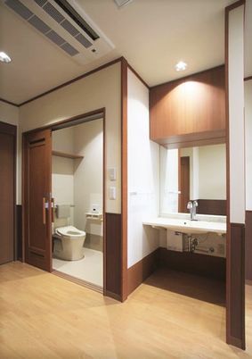 清潔なトイレと洗面設備