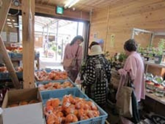 市場風ショップで買い物中