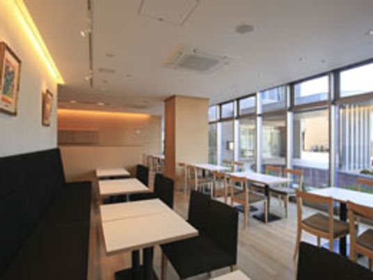 明るい清潔な食堂