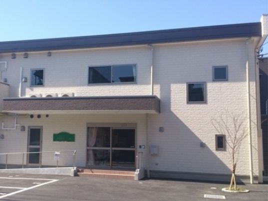 明るく広々とした建物外観