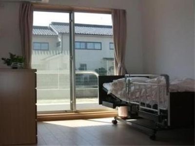 明るい個室の居室