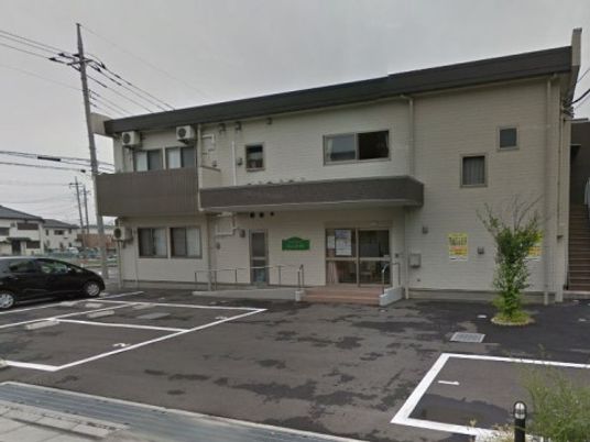 施設の外観と駐車場