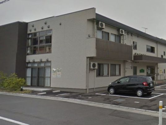 シンプルな建物の外観