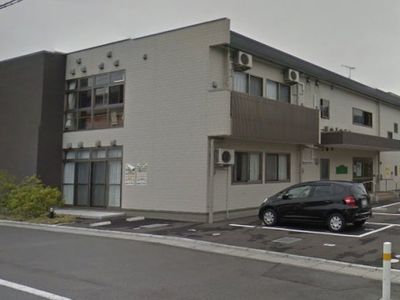 シンプルな建物の外観