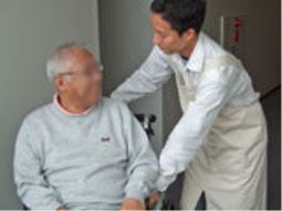 介助するスタッフと利用者