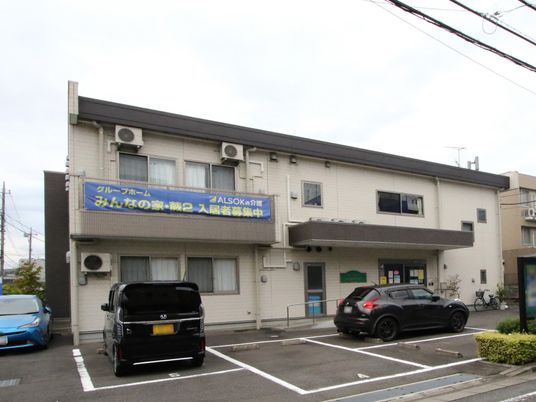 白く清潔感のある建物外観