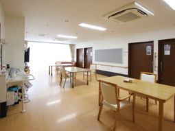 明るい共用ダイニングルーム