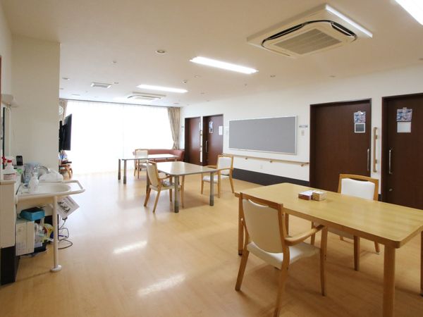 明るい共用ダイニングルーム