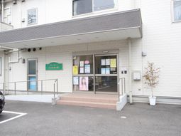 白壁の建物のエントランス