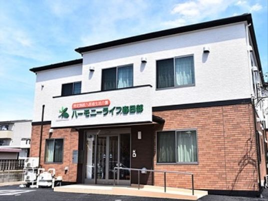 白壁の明るい建物外観