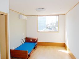 明るい窓のある居室
