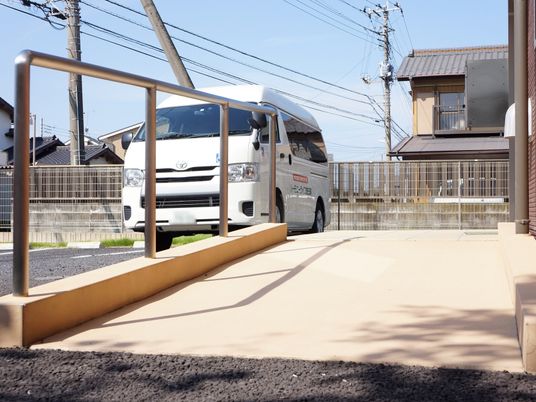 送迎バスとエントランス