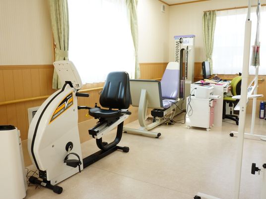 機能訓練室の器具と机