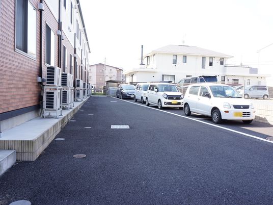 建物外観と駐車場