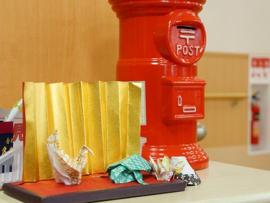 赤い郵便ポストと折り紙