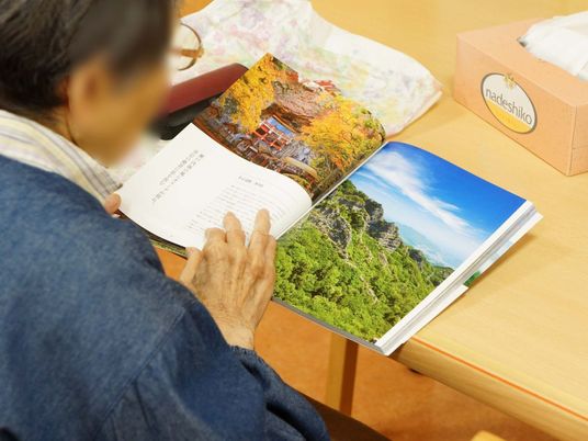 高齢者が雑誌を読む様子