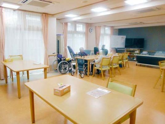 明るいデイルームと利用者