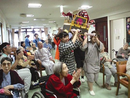 祭り気分の盛り上がる廊下