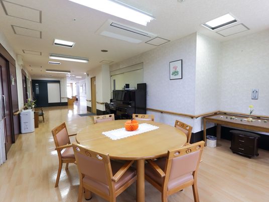 居心地の良い広々ラウンジ