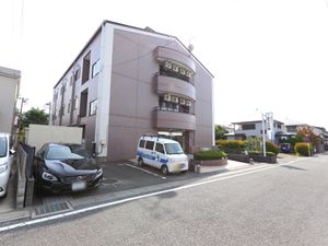 茶色い建物の外観