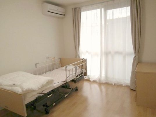 明るい個室の居室