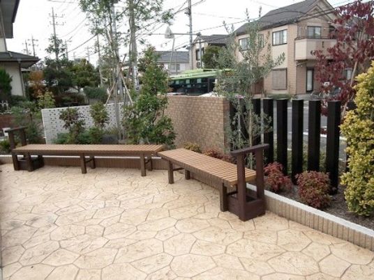 ベンチがある明るい中庭