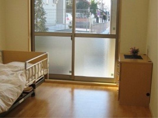 明るい個室のベッドと窓