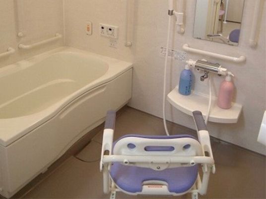 バリアフリー設計の浴室