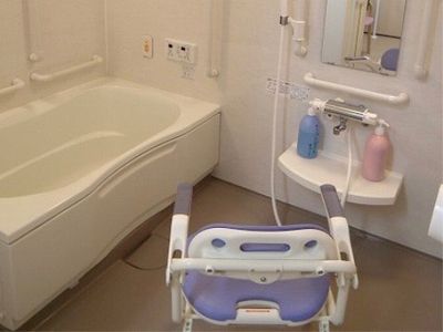 バリアフリー設計の浴室