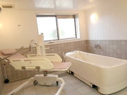 清潔なバリアフリー浴室