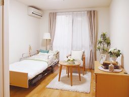 明るい居室の様子