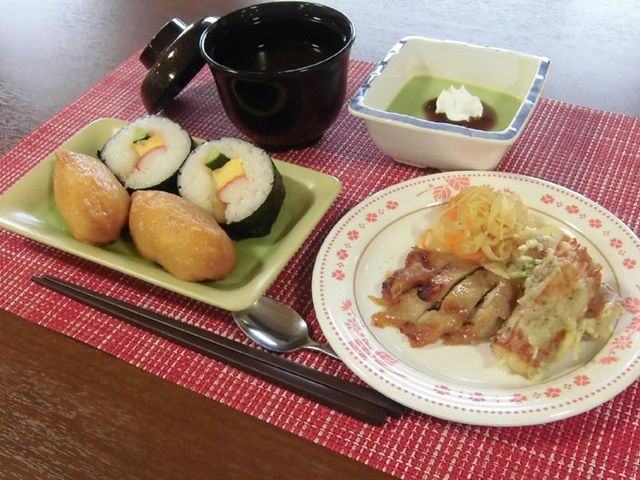 色とりどりの料理 料理 多彩な料理が楽しめる場です。美味しそうなメニューが揃っており、食事に興味を持てます。
