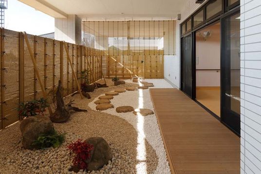 和風の庭園がある廊下