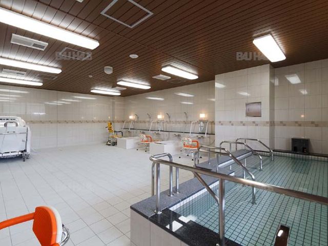 広い浴室の様子 浴室 広々とした浴場は、リフト付きの設備が整っており、安全で快適な入浴が可能です。