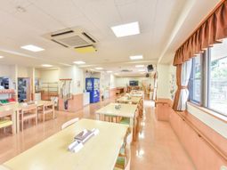 広々とした食堂の空間