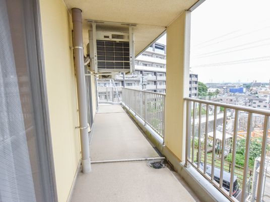 長いバルコニーの昼間景色