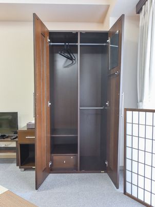 開いた洋室のクローゼット