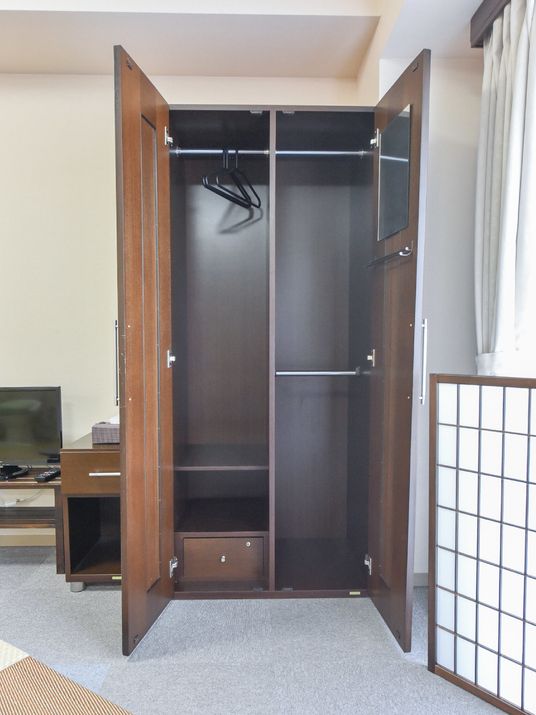 開いた洋室のクローゼット